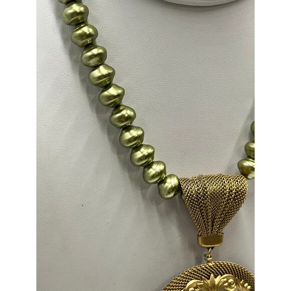 Sarah Cavendar Metalworks Vintage Faux Green Pearl Mesh Pendant Necklace - Picture 3 of 11